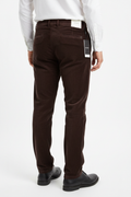 Pantaloni burgundy pe model