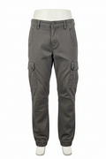 Pantaloni cargo pe fundal alb fără umeraș