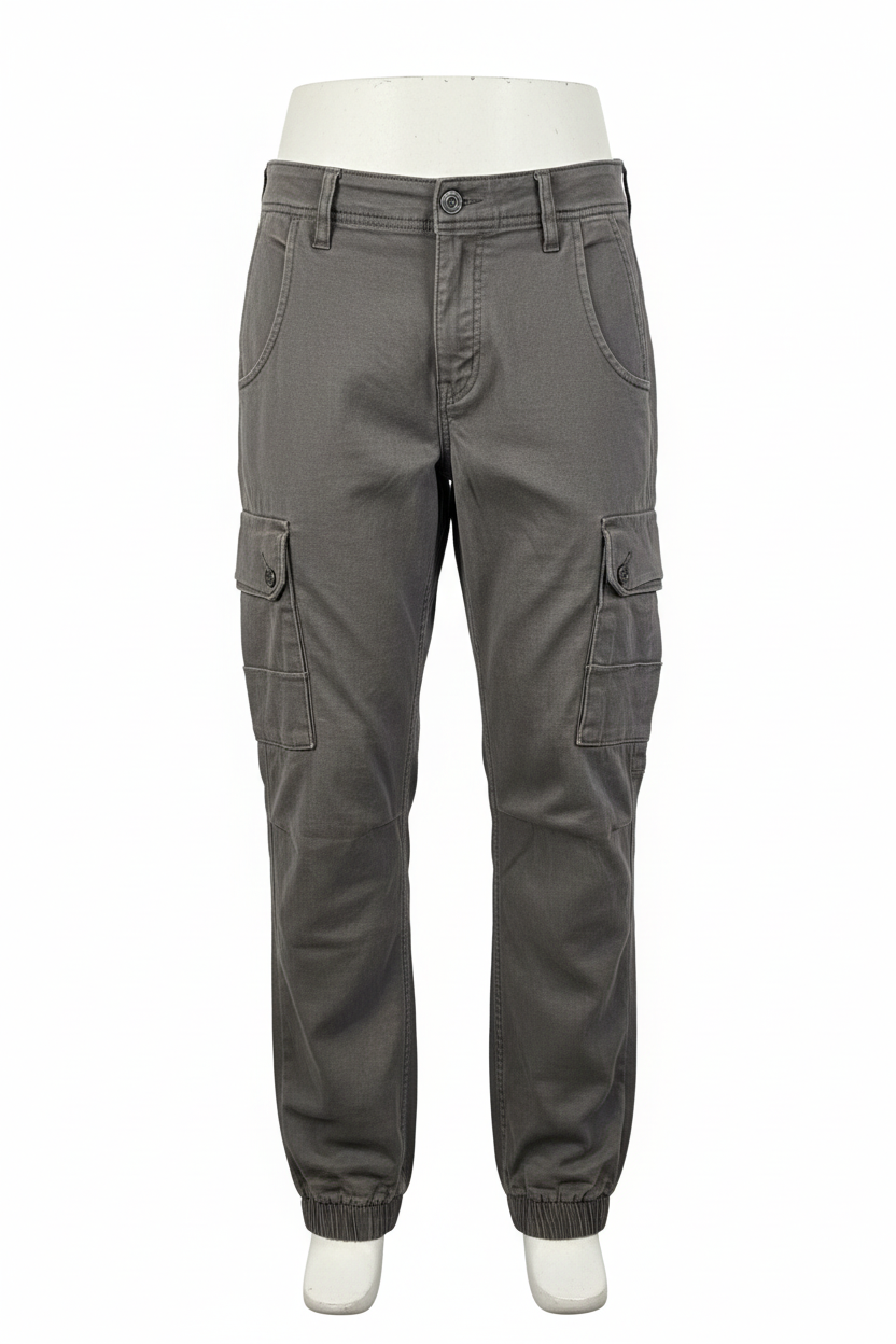 Pantaloni cargo pe fundal alb fără umeraș