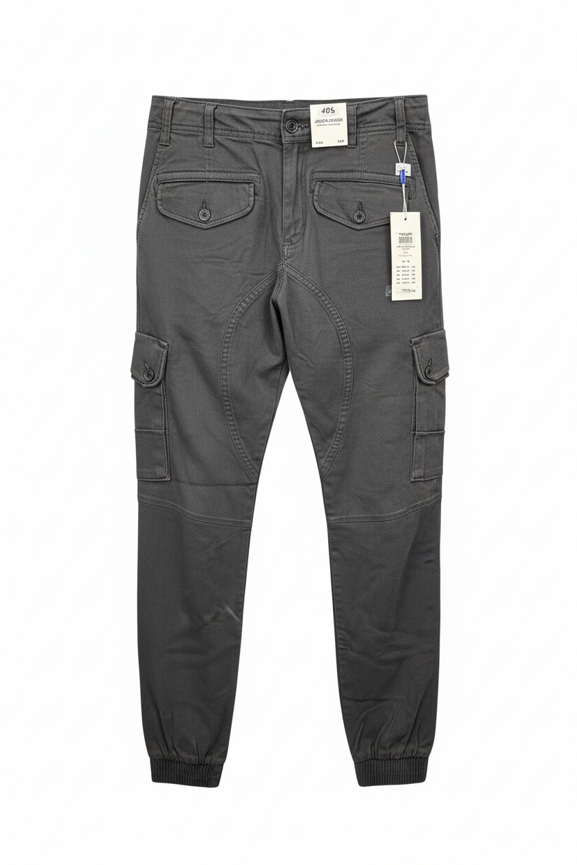 Pantaloni cargo pe fundal alb
